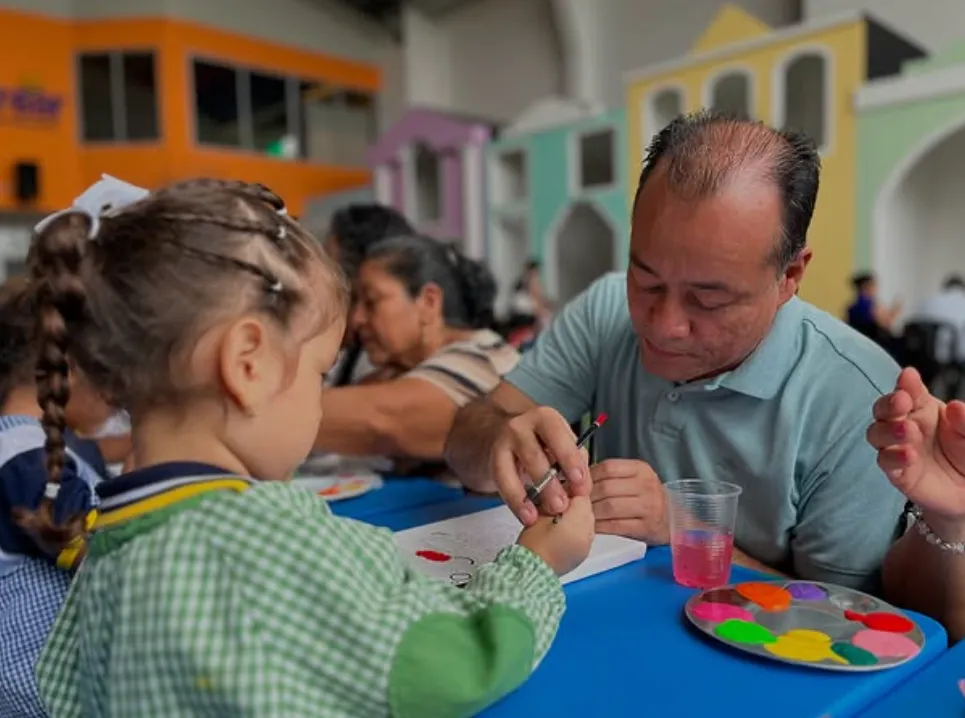 Estudiantes trabajando en robótica